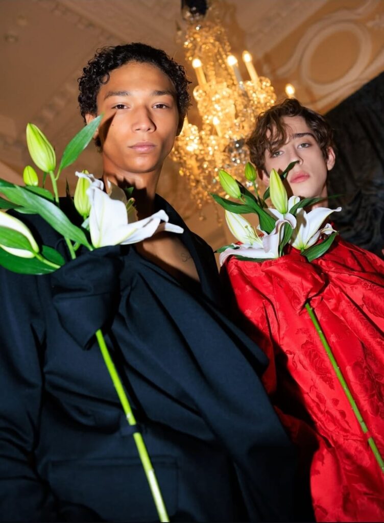 Imagem do desfile Simone Rocha, demonstrando o uso de lírios.