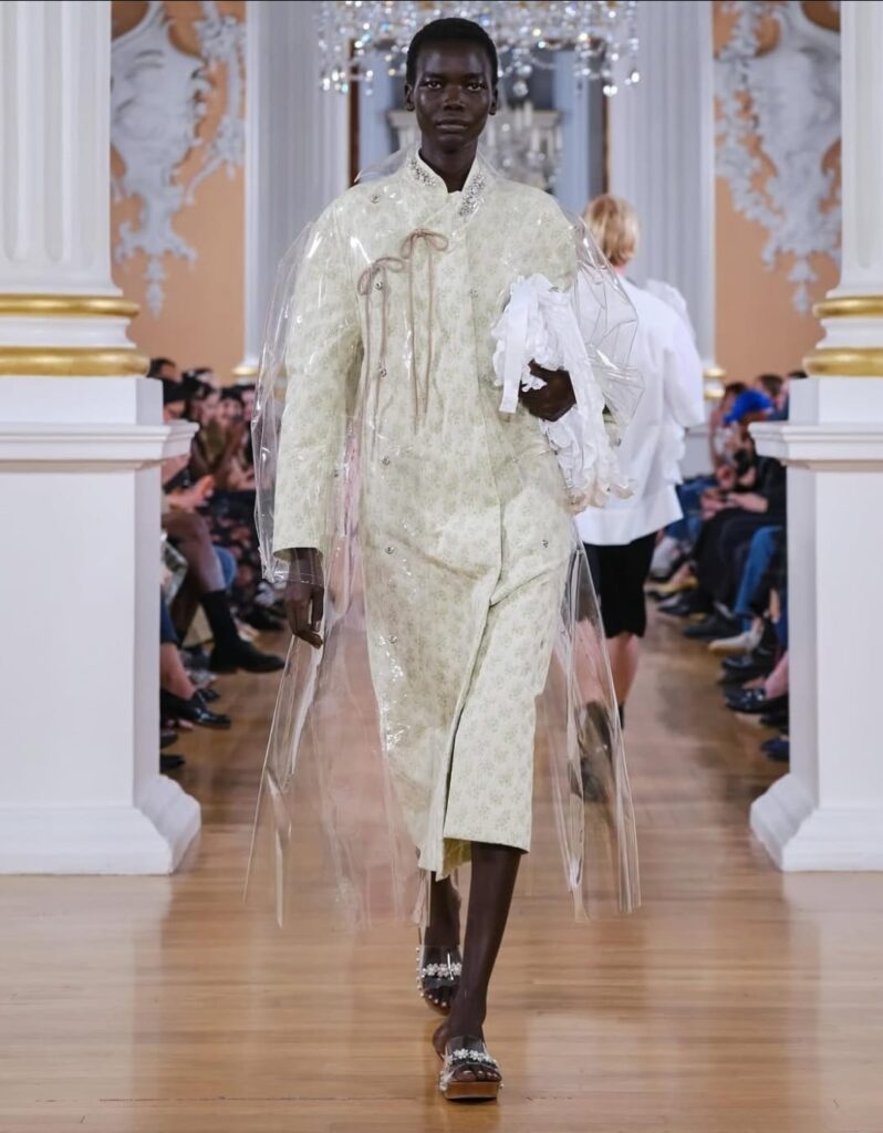 Imagem do desfile Simone Rocha, demonstrando o uso do plástico nas roupas.