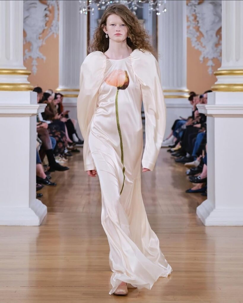 Imagem do desfile Simone Rocha, demonstrando o uso de seda.