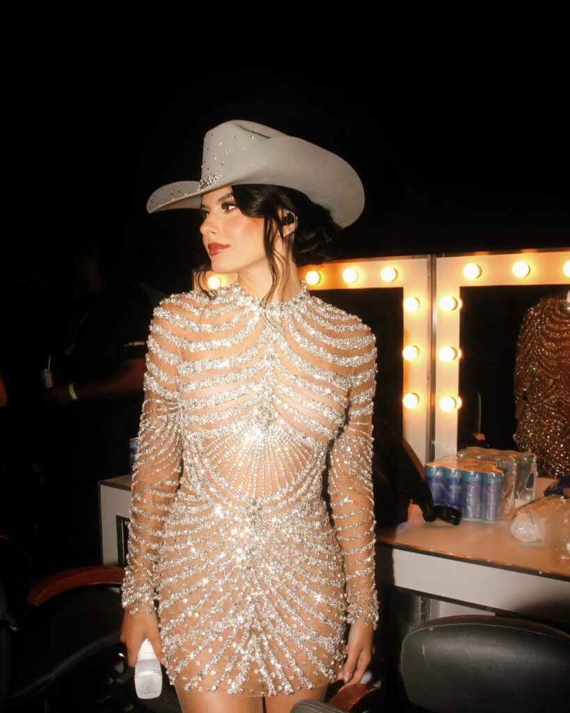 Ana Castela aposta em muito brilho para seu visual cowboy core