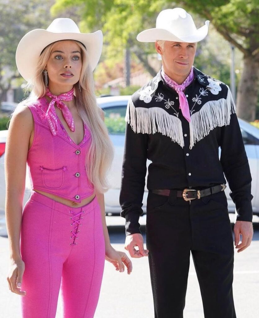 Margot Robbie e Ryan Gosling em figurino com estética Western no filme "Barbie"