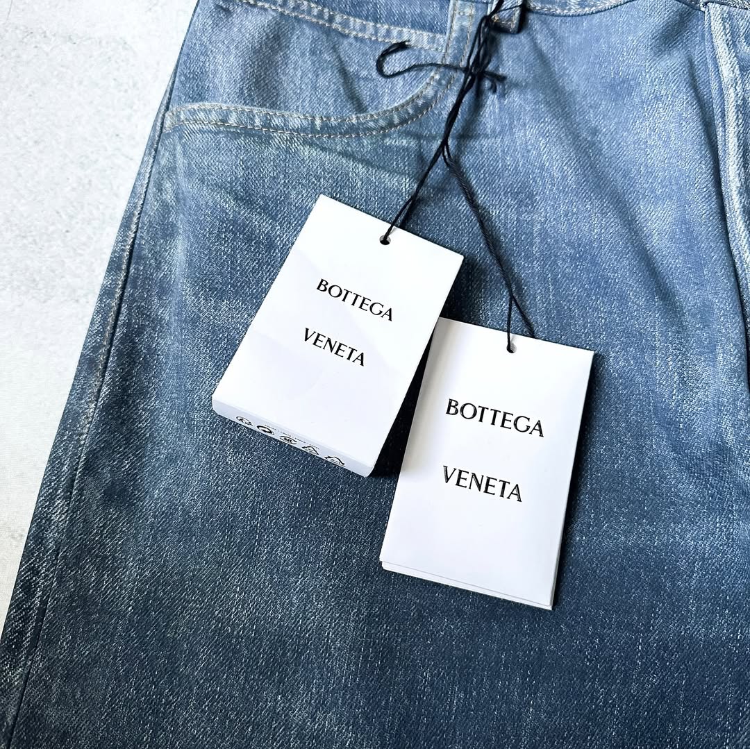 Calça de couro que imita denim estilo Trompe-L’oeil, criação de Matthieu Blazy, novo diretor criativo da Chanel, para a Bottega Veneta