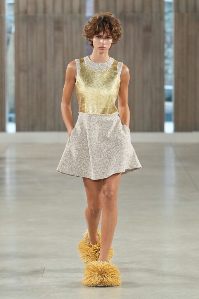 MFW 2026: Moschino transforma o banal em luxo