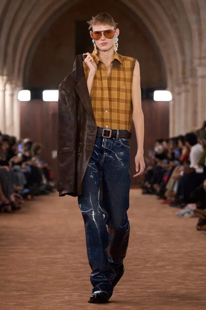 O couro apareceu em diversas releituras na Acne Studios SS26