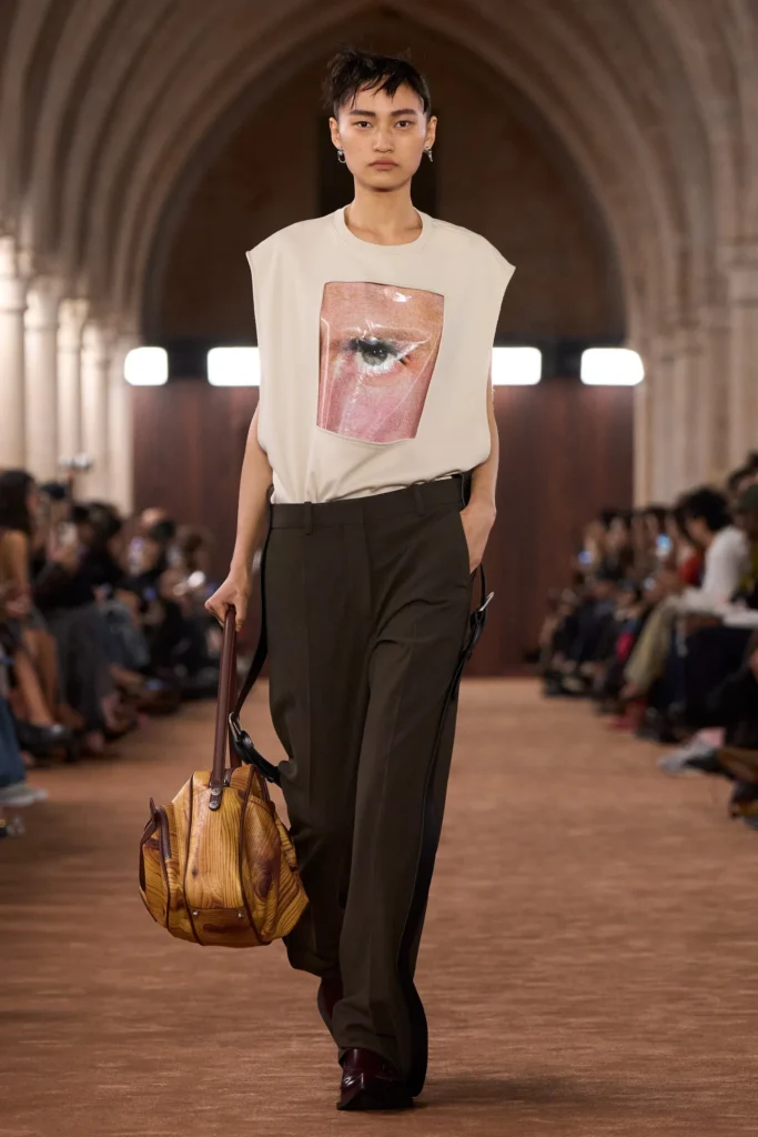 Os detalhes vazados em tricôs e regatas foi um dos destaques da Acne Studios SS26