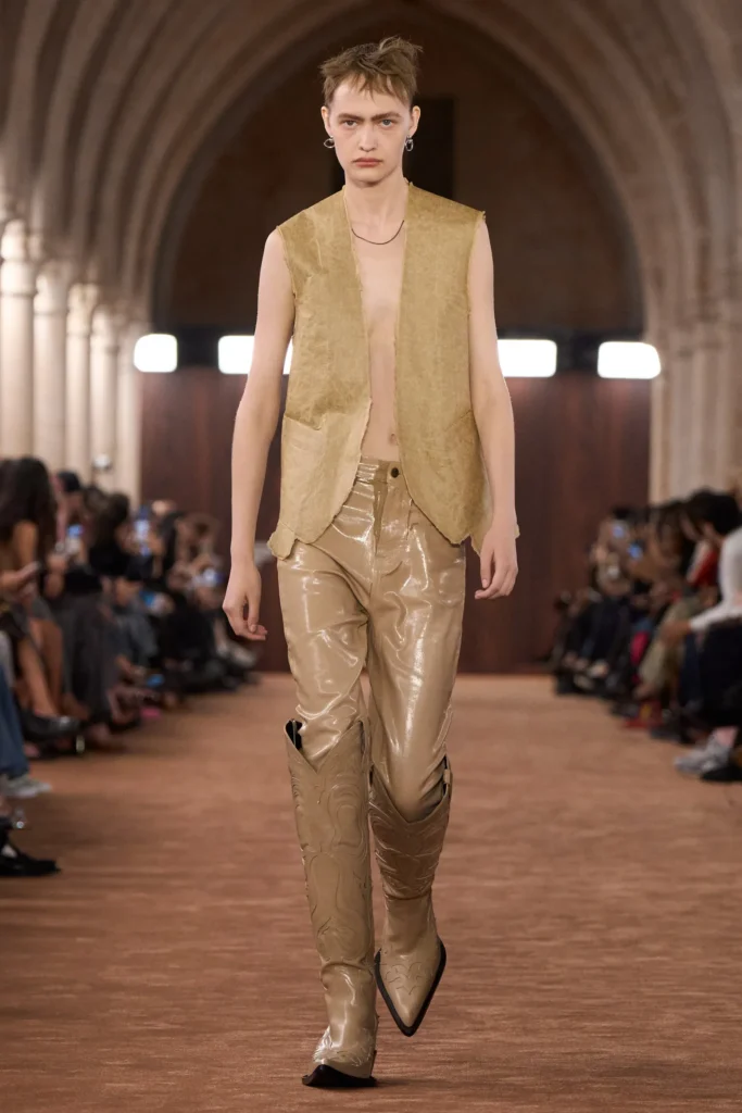 Botas de cowboy com pontas afiadas chamaram atenção no desfile da Acne Studios SS26