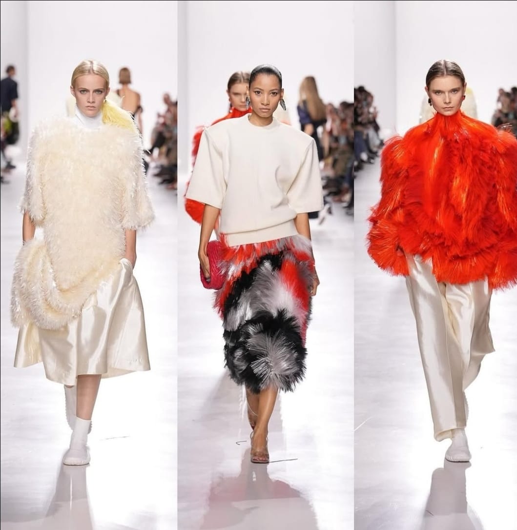 Imagem de três looks do desfile de estreia de Louise Trotter na Bottega Veneta.