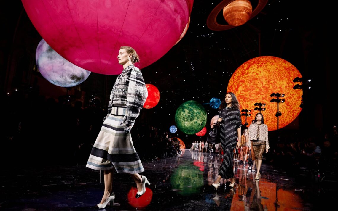 O Grand Palais se transformou em um universo intergaláctico, com planetas suspensos e reflexos cósmicos que anunciaram a nova era da Chanel.