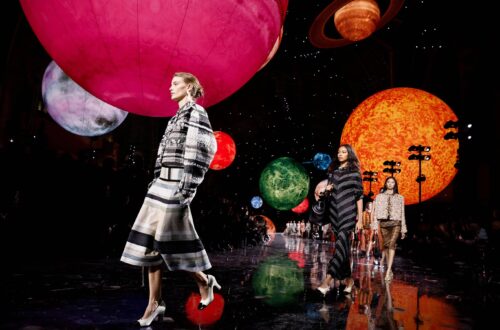 O Grand Palais se transformou em um universo intergaláctico, com planetas suspensos e reflexos cósmicos que anunciaram a nova era da Chanel.
