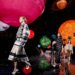 O Grand Palais se transformou em um universo intergaláctico, com planetas suspensos e reflexos cósmicos que anunciaram a nova era da Chanel.