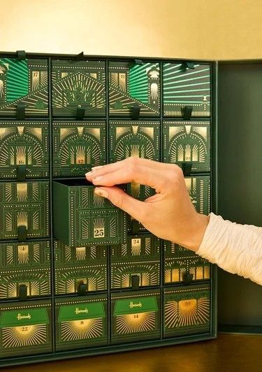 Foto representação de um calendário de advento: uma caixa com 25 mini gavetas, cuja cada uma guarda um presente diferente até o Natal