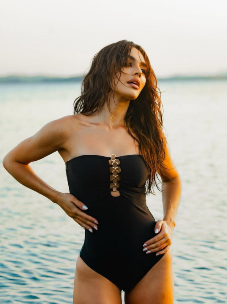 A modelo veste uma roupa da Blueman, marca que pode marcar presença na Rio Fashion Week em 2026