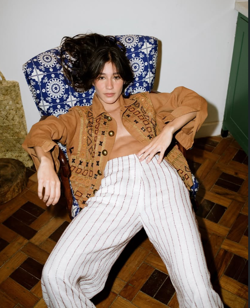 A modelo veste uma roupa da Isabela Capeto, marca que pode marcar presença na Rio Fashion Week em 2026