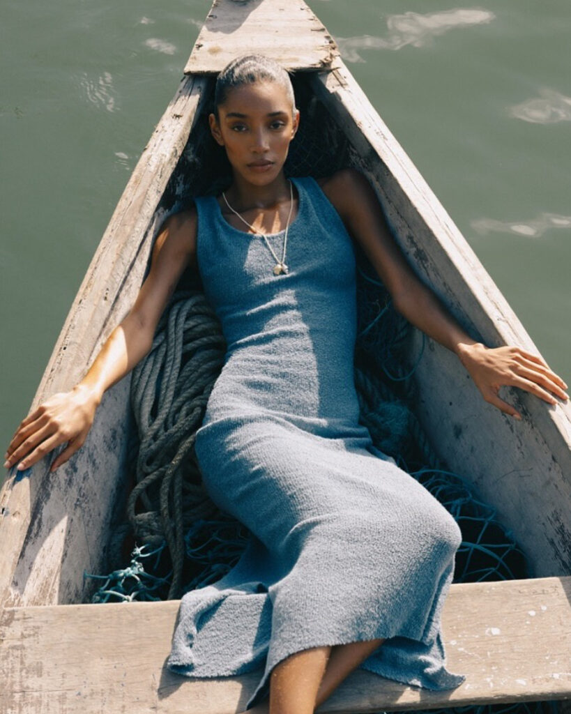 A modelo veste uma roupa da Osklen, marca que pode marcar presença na Rio Fashion Week em 2026