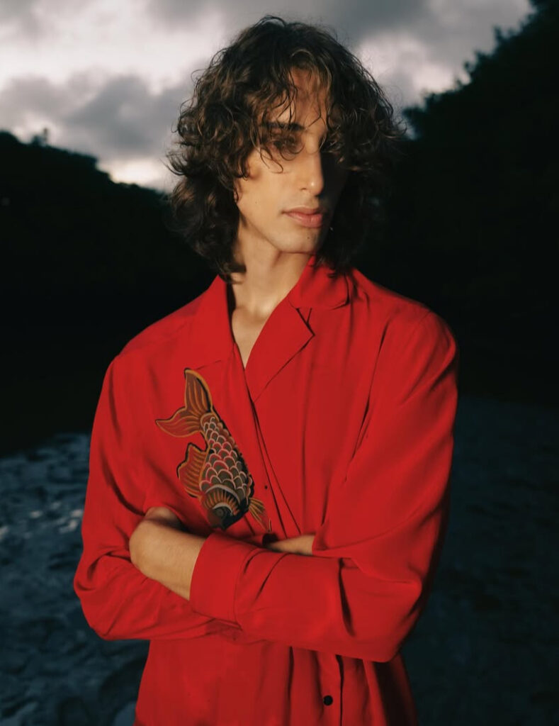 O modelo veste uma roupa da Osklen, marca que pode marcar presença na Rio Fashion Week em 2026