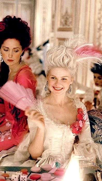 Exemplo de figurinos históricos: exemplo de experimentações e liberdade criativa usadas com propósito no figurino do filme Marie Antoinette (2006).