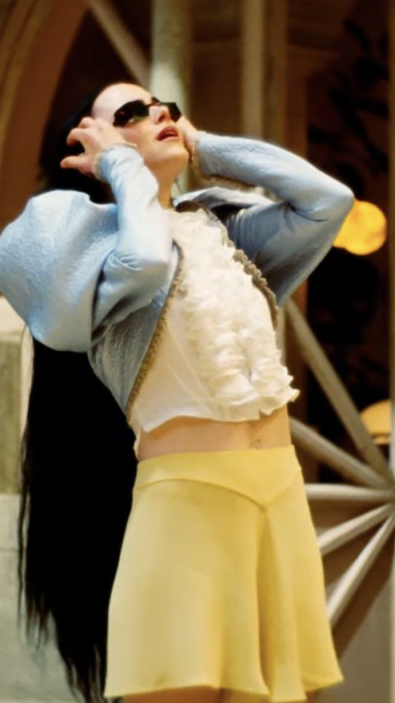 Exemplo de figurinos históricos: exemplo de experimentações e liberdade criativa usadas com propósito no figurino do filme Pobres Criaturas (2023).