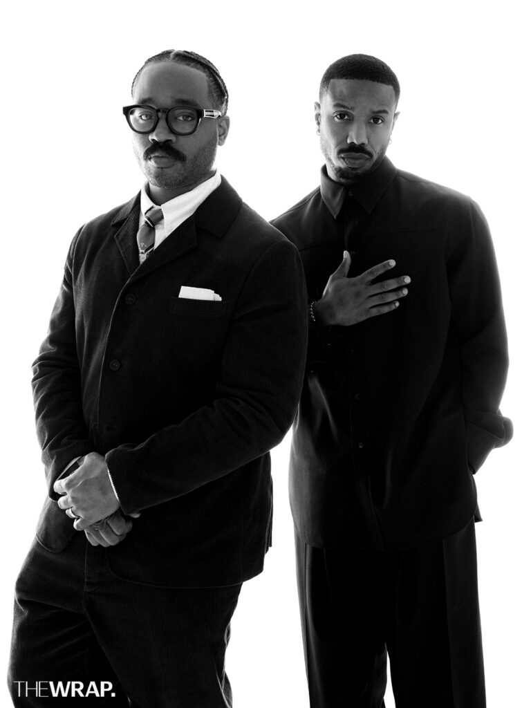 Dois homens de terno preto, a esquerda homem usa óculos com armação pretos; ambos pode ser receber indicações ao prêmio