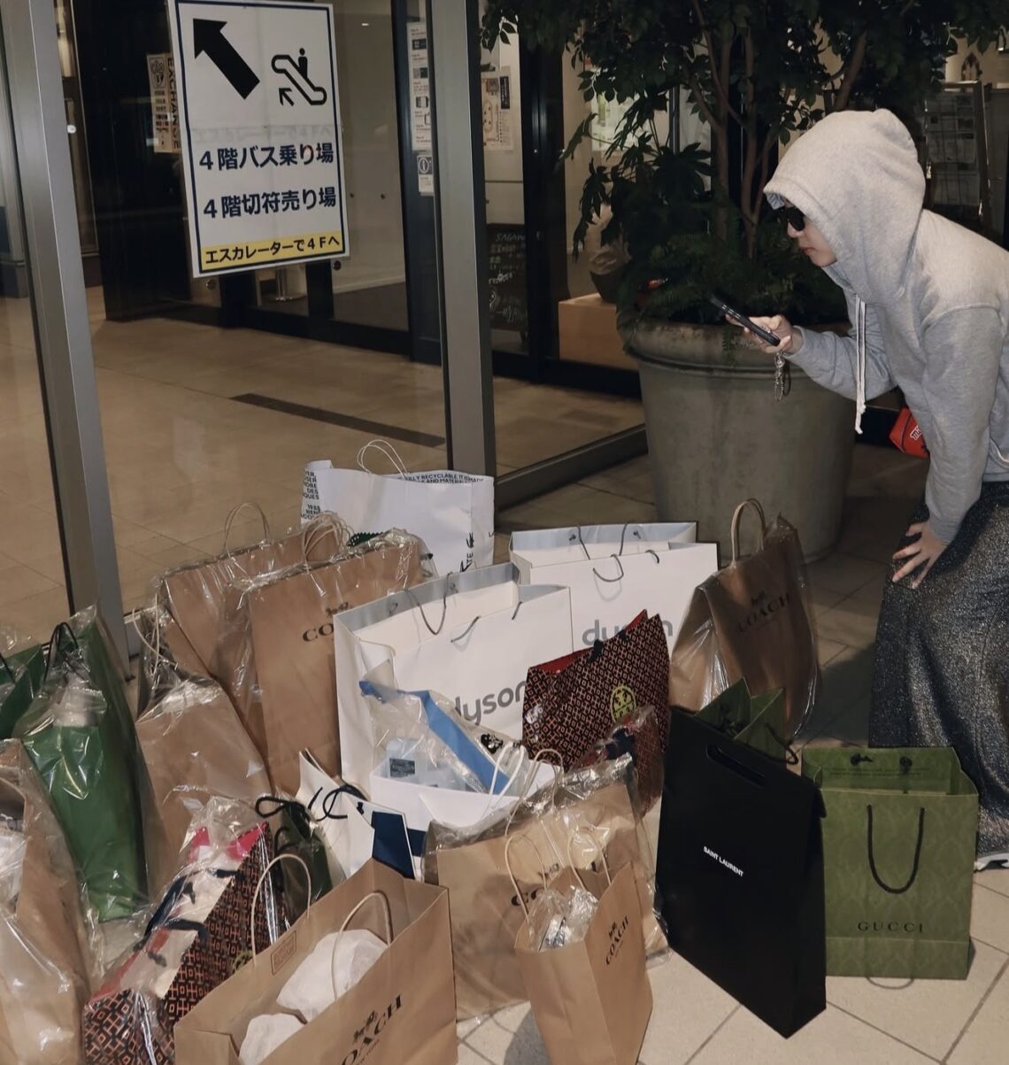 Análise de psicologia da moda sobre o consumo e moda de prateleira