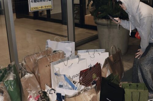 Análise de psicologia da moda sobre o consumo e moda de prateleira