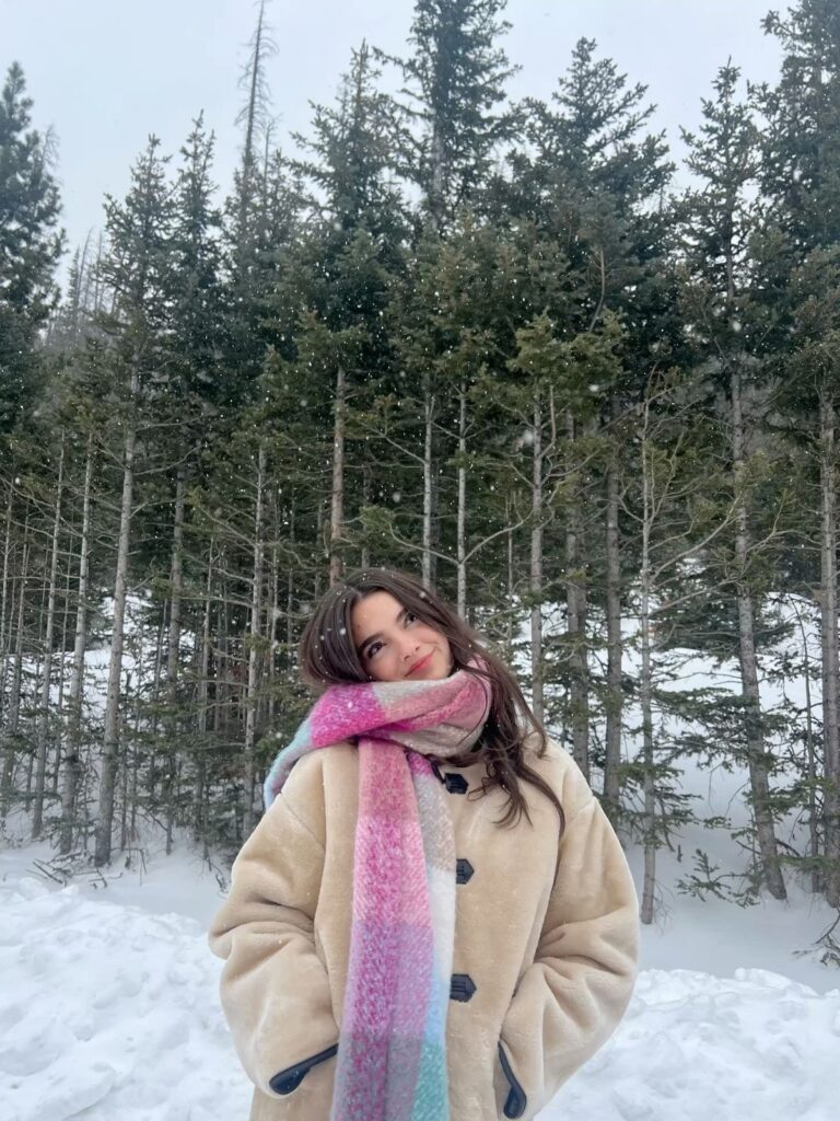 Exemplo 1 de um look com o que não pode faltar na sua mala em uma viagem para o frio.