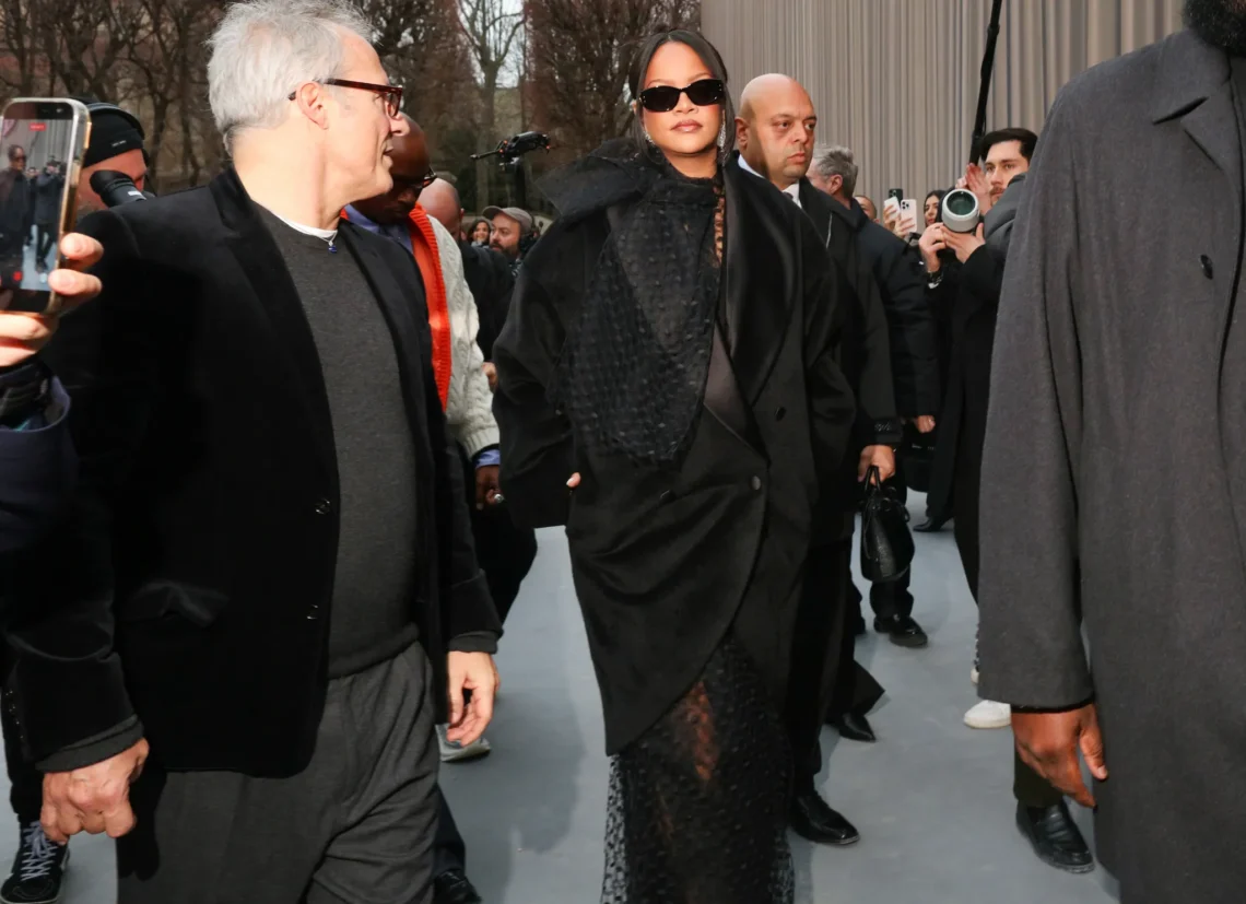 Rihanna com look total black estruturado e óculos escuros no street style da Haute Couture Paris 2026.