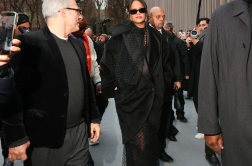 Rihanna com look total black estruturado e óculos escuros no street style da Haute Couture Paris 2026.
