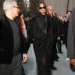 Rihanna com look total black estruturado e óculos escuros no street style da Haute Couture Paris 2026.