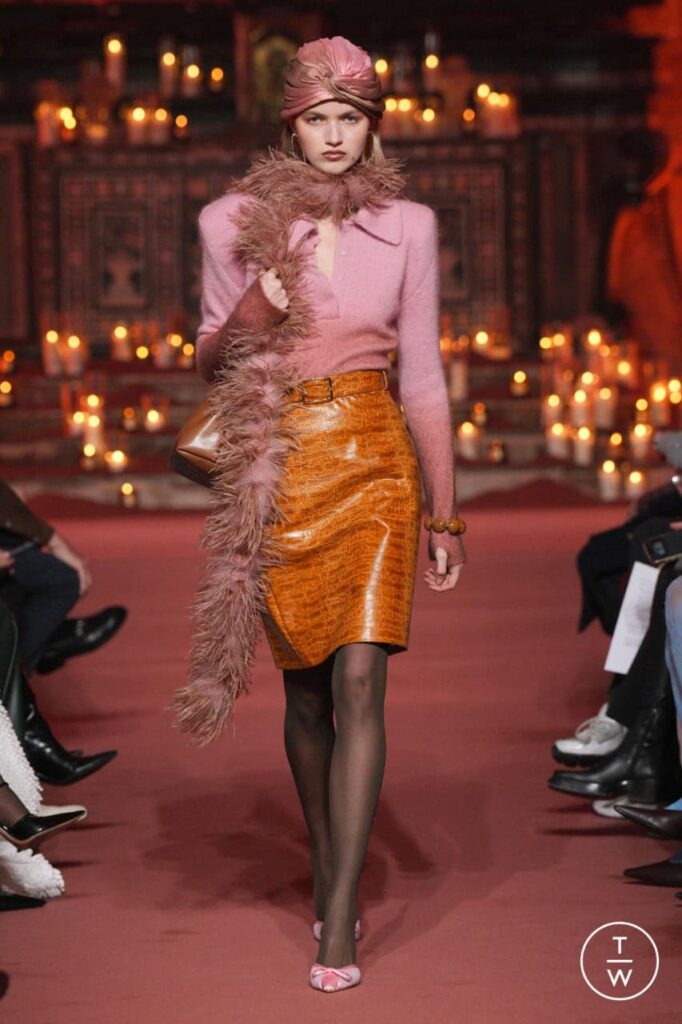 Maximalismo: look da coleção outono-inverno 2026 da marca Alberta Ferretti. A criação aposta nas cores vibrantes, como o laranja e no mix de tecidos com diferentes texturas, como o couro (ambos exemplos da saia).