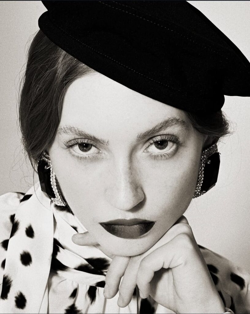 Foto de Emma Rowen Rose responsável, junto de Lorenzo Serafini, pela coleção outono-inverno 2026, com foco no maximalismo, da marca Alberta Ferretti