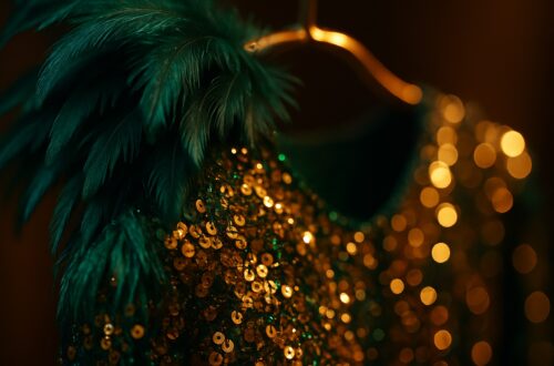 Fantasia de carnaval com brilhos dourados.