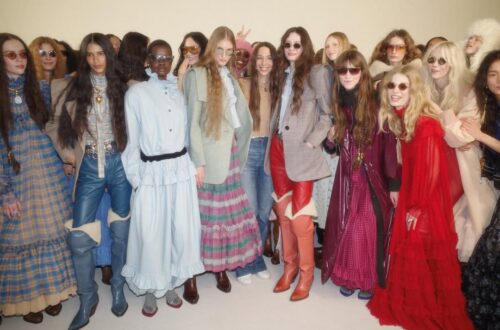 Sob direção criativa de Chemena Kamali, a Chloé trouxe camadas etéreas, volumes suaves e referências ao passado da maison para as passarelas.