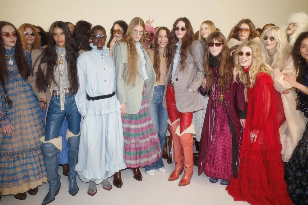 Sob direção criativa de Chemena Kamali, a Chloé trouxe camadas etéreas, volumes suaves e referências ao passado da maison para as passarelas.