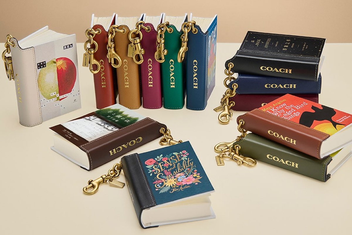小物 vintagecoach BookPhoto signaturekeychain Coach une luxo e literatura com mini livros funcionais - Fashionlismo