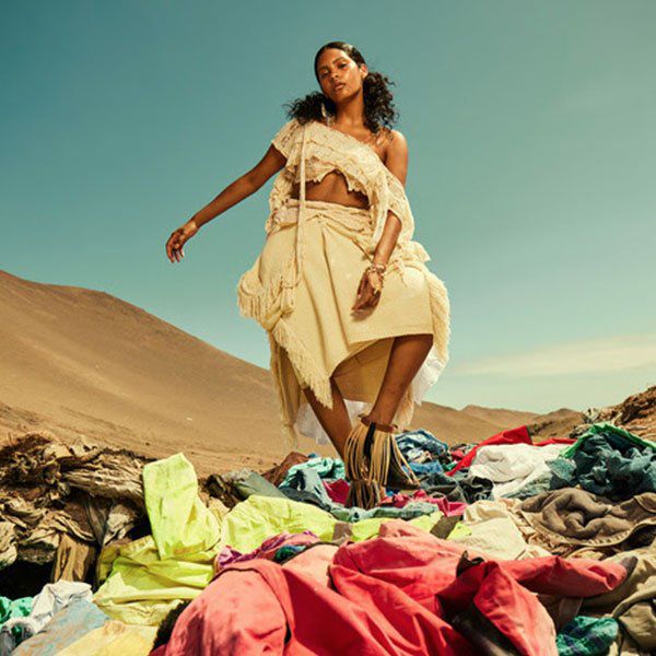Atacama Fashion Week, desfile protesto realizado neste deserto do Chile que se tornou ícone do principal problema da indústria da moda: o lixo têxtil 