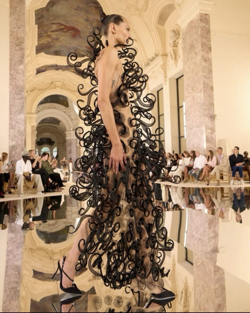 O Abismo de Daniel Roseberry para a Schiaparelli, alta-costura 2026 – look 8.