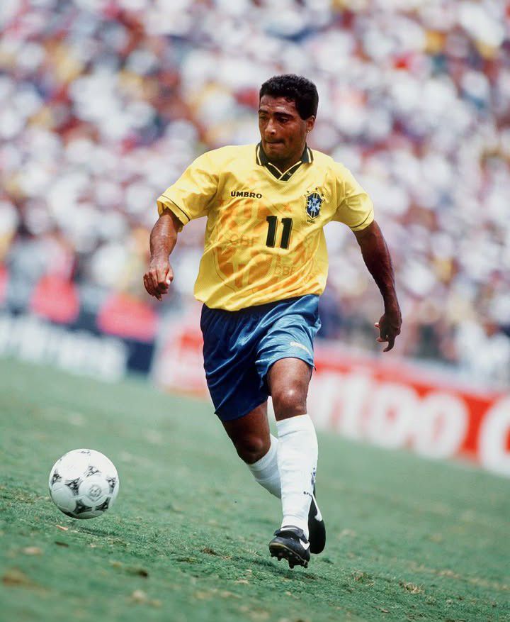 O ex-jogador Romário na campanha do Tetra brasileiro em 1994. Um exemplo de quando as camisas de futebol eram utilizadas mais como identificadas de cada time dentro de campo.