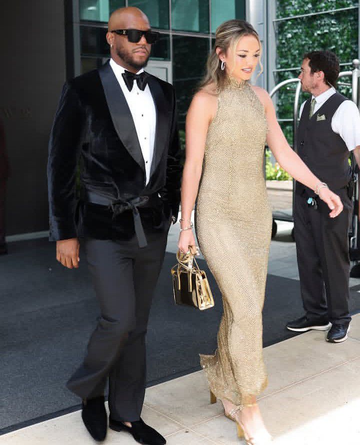 Convidada com o look todo em dourado para o casamento de Taylor Swift mostrando como o brilho marcou presença na cerimônia em 2026