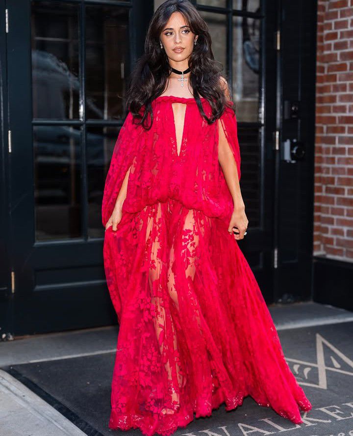 A cantora Camila Cabello optou por um modelo vermelho vibrante off-the-shoulder para comparecer ao casamento 