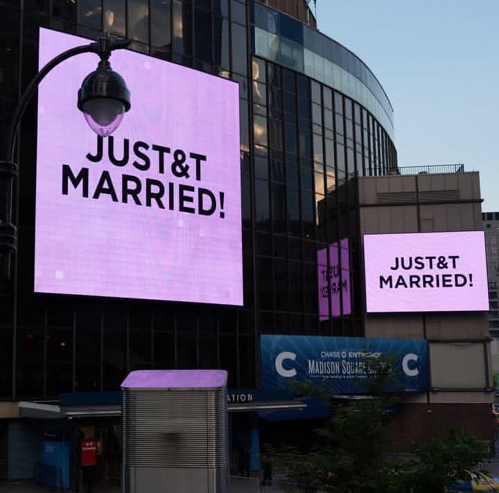"Just&T married!": texto projetado nos telões externos do Madison Square Garden sinalizando o fim da cerimônia do casamento de Swift e Kelce em 2026