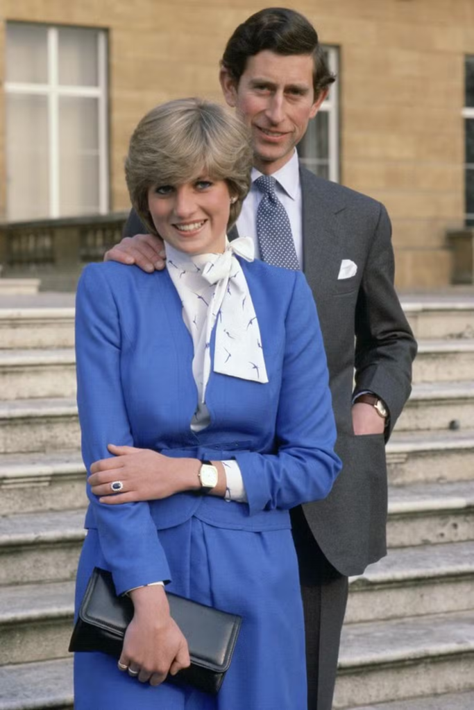 Princesa Diana com o, agora rei Charles, para a divulgação do seu noivado.