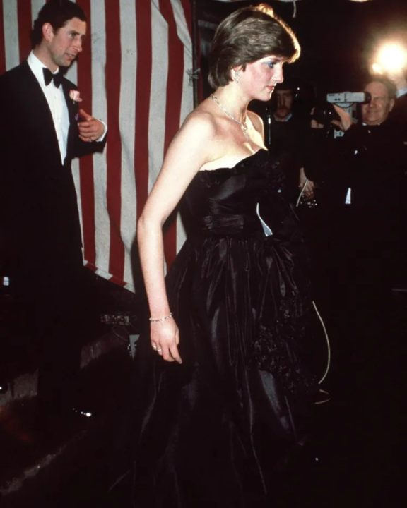 Lady Di em seu primeiro compromisso público oficial, um concerto beneficente, utilizando preto, uma cor que só era permitida aos membros reais em ocasiões de luto.