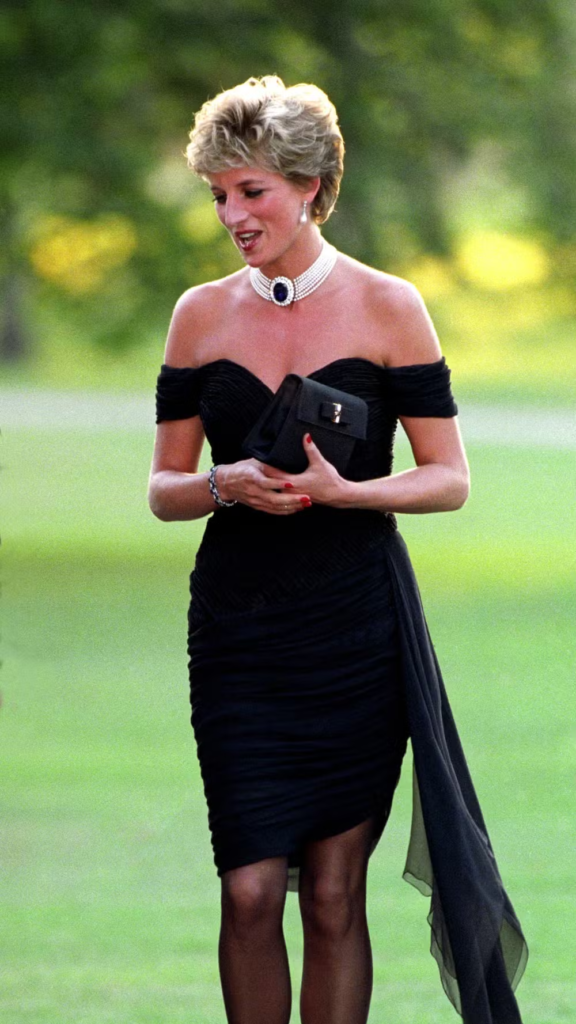 Princesa Diana em seu icônico "vestido da vingança", o look que marca seu divórcio, tanto do príncipe Charles, quanto da pressão que a realeza britânica exercia sobre ela.