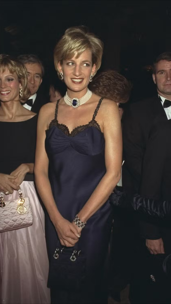 Princesa Diana com um slip dress de seda escura John Galliano para Dior no Met Gala em 1996, utilizando a moda agora com mais liberdade já que estava livre das regras e amarras de ser um membro da família real britânica.