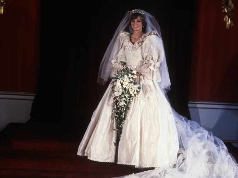 O icônico vestido de noiva de Princesa Diana, inspirado e criado para fazê-la parece estar vivendo um verdadeiro conto de fadas.