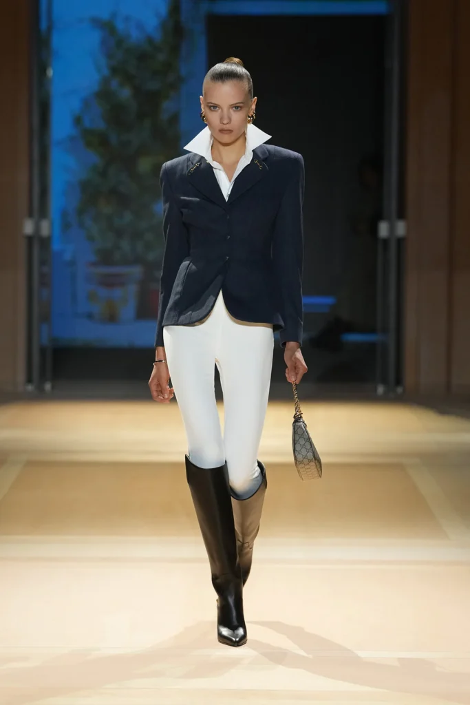 Gucci apresenta sua coleção Primavera/Verão 2027 assinada por Demna em Milão, que mistura inovação com códigos históricos da maison 