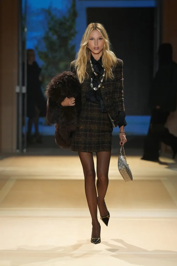 Gucci apresenta sua coleção Primavera/Verão 2027 assinada por Demna em Milão, que mistura inovação com códigos históricos da maison 