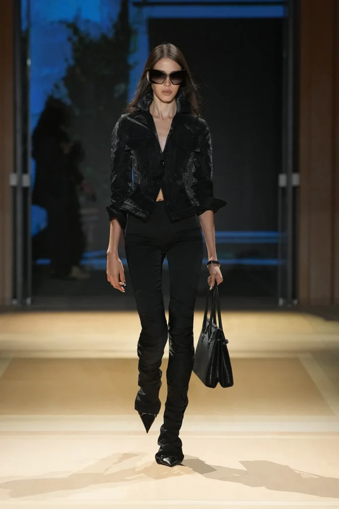 Gucci apresenta sua coleção Primavera/Verão 2027 assinada por Demna em Milão, que mistura inovação com códigos históricos da maison 