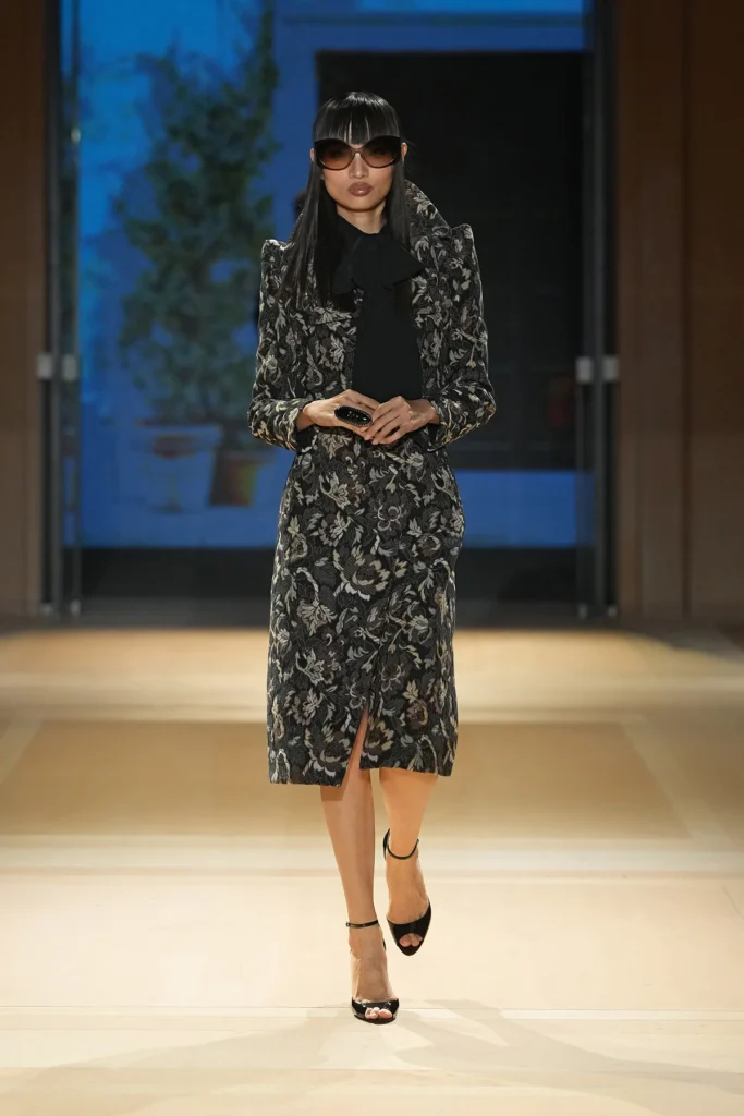 Gucci apresenta sua coleção Primavera/Verão 2027 assinada por Demna em Milão, que mistura inovação com códigos históricos da maison 