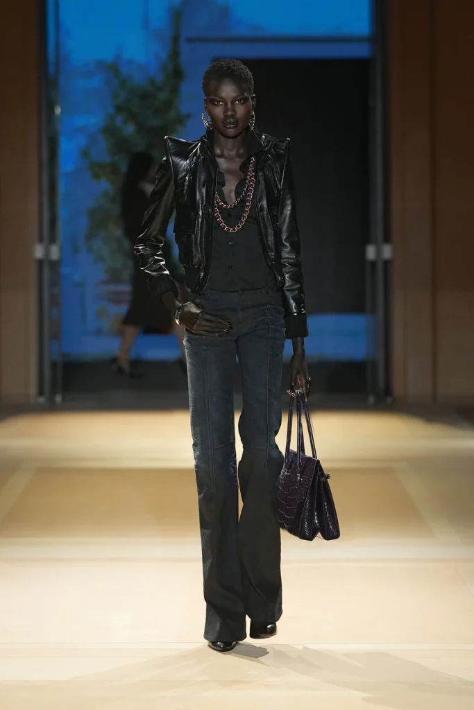 Gucci apresenta sua coleção Primavera/Verão 2027 assinada por Demna em Milão, que mistura inovação com códigos históricos da maison 